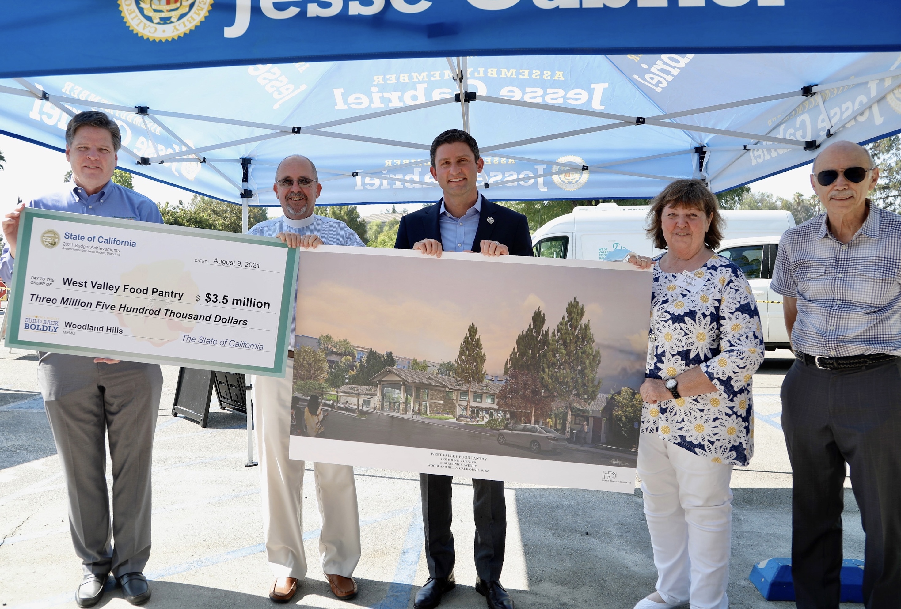 Assemblymember Jesse Gabriel (D - Woodland Hills) presents a novelty check to the West Valley Food Pantry symbolizing the recent appropriation in the state budget of $3.5 million for the pantry’s food access and homeless services efforts.